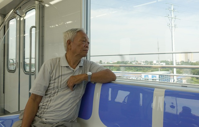 TP.HCM: Hào hứng trải nghiệm tàu metro chính thức lăn bánh đoạn trên cao - Ảnh 5. TP.HCM: Hào hứng trải nghiệm tàu metro chính thức lăn bánh đoạn trên cao - Ảnh 5.