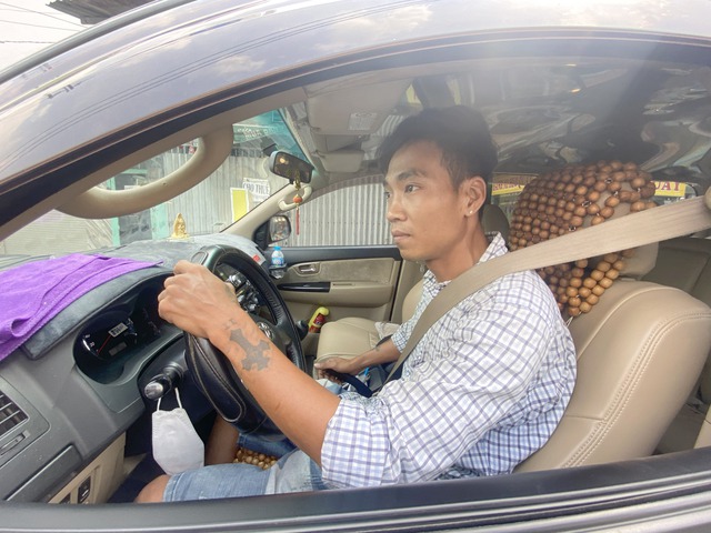 TP.HCM: Trung tâm đăng kiểm quá tải hàng trăm ô tô xếp hàng dài chờ đợi - Ảnh 5. TP.HCM: Trung tâm đăng kiểm quá tải hàng trăm ô tô xếp hàng dài chờ đợi - Ảnh 5.