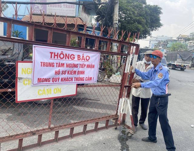 TP.HCM: Trung tâm đăng kiểm quá tải hàng trăm ô tô xếp hàng dài chờ đợi - Ảnh 7. TP.HCM: Trung tâm đăng kiểm quá tải hàng trăm ô tô xếp hàng dài chờ đợi - Ảnh 7.