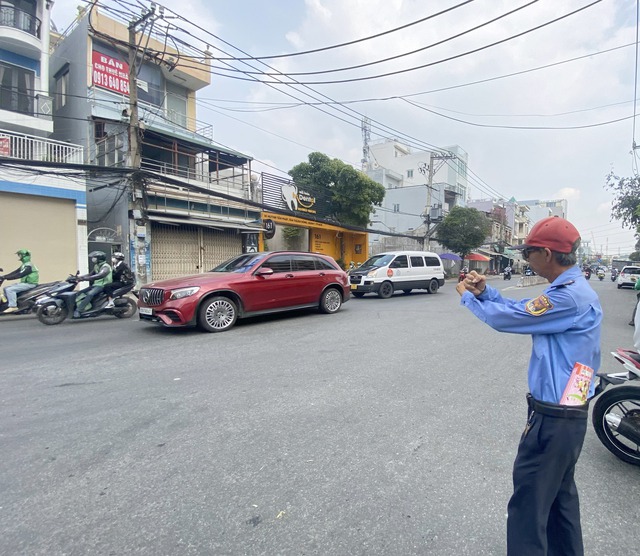 TP.HCM: Trung tâm đăng kiểm quá tải hàng trăm ô tô xếp hàng dài chờ đợi - Ảnh 6. TP.HCM: Trung tâm đăng kiểm quá tải hàng trăm ô tô xếp hàng dài chờ đợi - Ảnh 6.