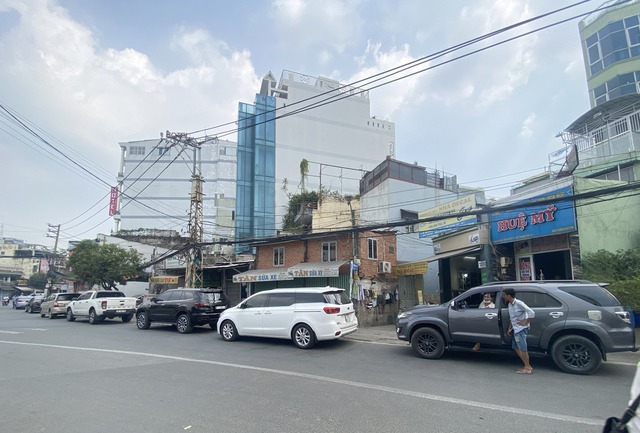 TP.HCM: Trung tâm đăng kiểm quá tải hàng trăm ô tô xếp hàng dài chờ đợi - Ảnh 3. TP.HCM: Trung tâm đăng kiểm quá tải hàng trăm ô tô xếp hàng dài chờ đợi - Ảnh 3.