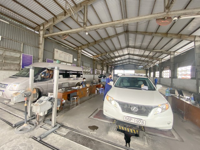 TP.HCM: Trung tâm đăng kiểm quá tải hàng trăm ô tô xếp hàng dài chờ đợi - Ảnh 10. TP.HCM: Trung tâm đăng kiểm quá tải hàng trăm ô tô xếp hàng dài chờ đợi - Ảnh 10.