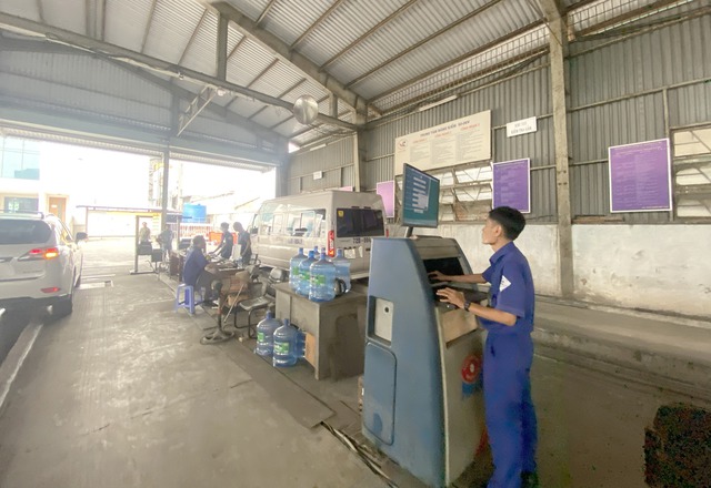 TP.HCM: Trung tâm đăng kiểm quá tải hàng trăm ô tô xếp hàng dài chờ đợi - Ảnh 11. TP.HCM: Trung tâm đăng kiểm quá tải hàng trăm ô tô xếp hàng dài chờ đợi - Ảnh 11.
