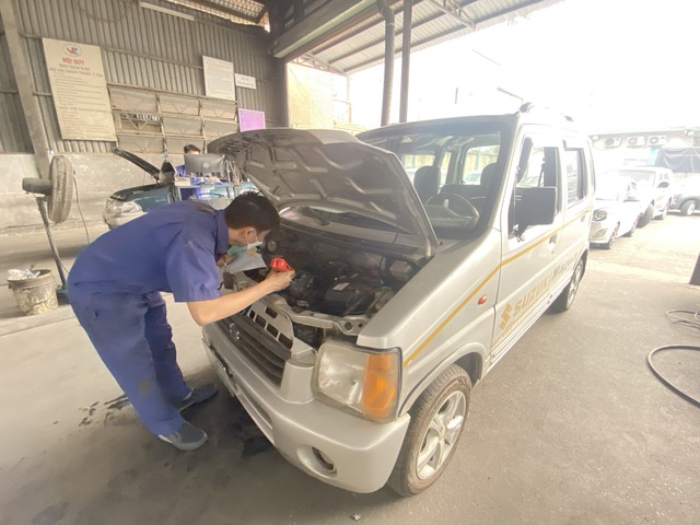 TP.HCM: Trung tâm đăng kiểm quá tải hàng trăm ô tô xếp hàng dài chờ đợi - Ảnh 12. TP.HCM: Trung tâm đăng kiểm quá tải hàng trăm ô tô xếp hàng dài chờ đợi - Ảnh 12.