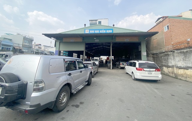 TP.HCM: Trung tâm đăng kiểm quá tải hàng trăm ô tô xếp hàng dài chờ đợi - Ảnh 9. TP.HCM: Trung tâm đăng kiểm quá tải hàng trăm ô tô xếp hàng dài chờ đợi - Ảnh 9.