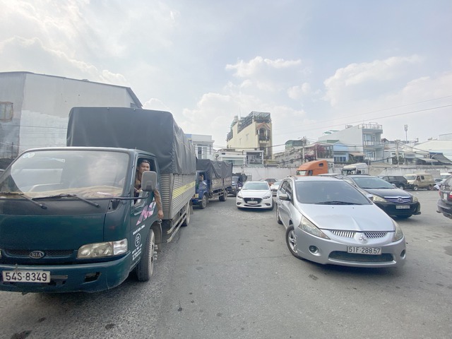 TP.HCM: Trung tâm đăng kiểm quá tải hàng trăm ô tô xếp hàng dài chờ đợi - Ảnh 1. TP.HCM: Trung tâm đăng kiểm quá tải hàng trăm ô tô xếp hàng dài chờ đợi - Ảnh 1.