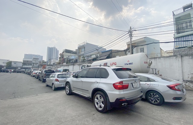 TP.HCM: Trung tâm đăng kiểm quá tải hàng trăm ô tô xếp hàng dài chờ đợi - Ảnh 8. TP.HCM: Trung tâm đăng kiểm quá tải hàng trăm ô tô xếp hàng dài chờ đợi - Ảnh 8.