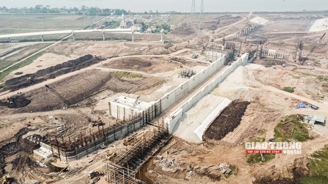 Khi nào thử nghiệm hệ thống cửa âu kênh nối Đáy - Ninh Cơ? - Ảnh 1.