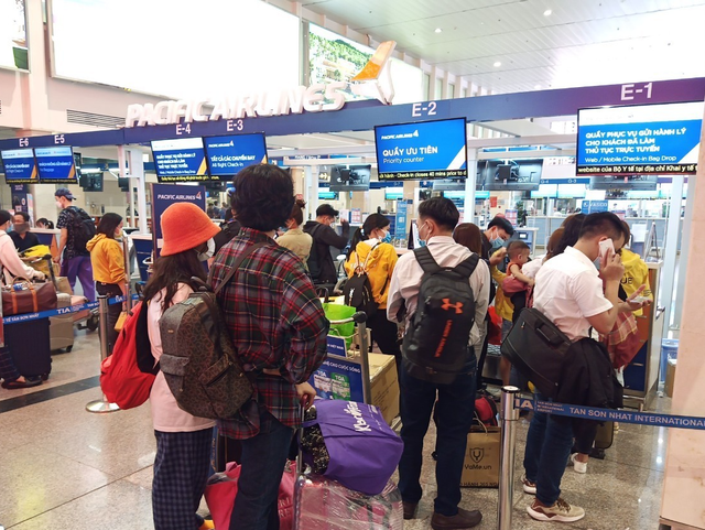 Vì sao chưa bỏ kiểm soát giấy tờ tùy thân ở sân bay Tân Sơn Nhất?

 - Ảnh 1.
