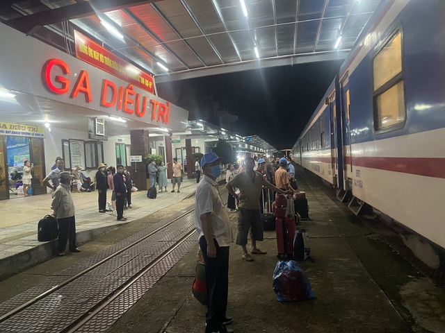  Đường sắt  tiếp tục bổ sung tàu phục vụ Tết Dương lịch và Tết Nguyên đán năm 2023 - Ảnh 1.