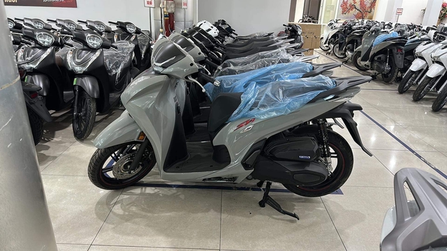 Honda SH 350i tồn kho giảm giá “sốc” khi phiên bản mới vừa giới thiệu  - Ảnh 1.