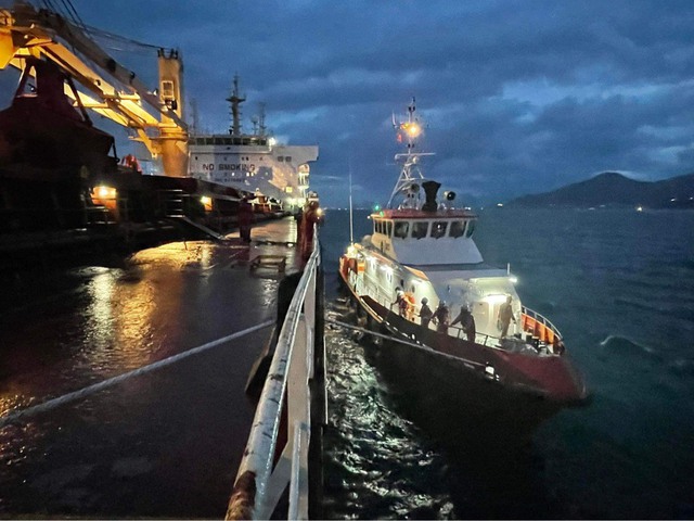 Khẩn cấp cứu thuyền viên nước ngoài gặp nạn nguy hiểm đến tính mạng

 - Ảnh 4.