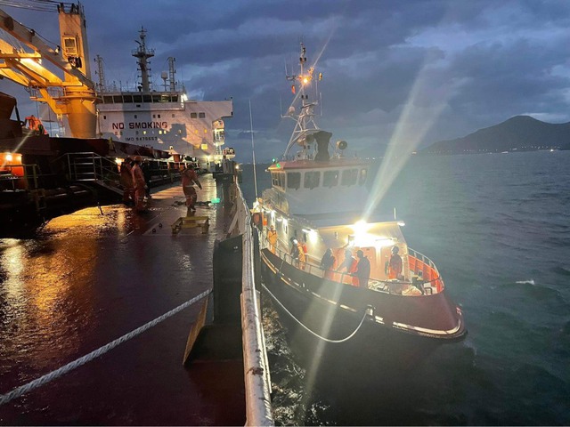 Khẩn cấp cứu thuyền viên nước ngoài gặp nạn nguy hiểm đến tính mạng

 - Ảnh 5.