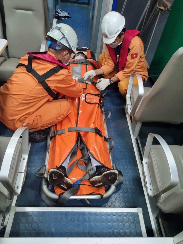 Khẩn cấp cứu thuyền viên nước ngoài gặp nạn nguy hiểm đến tính mạng

 - Ảnh 6.