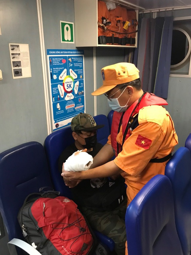 Cứu thuyền viên nước ngoài bị dập nát bàn tay, chảy nhiều máu

 - Ảnh 3.