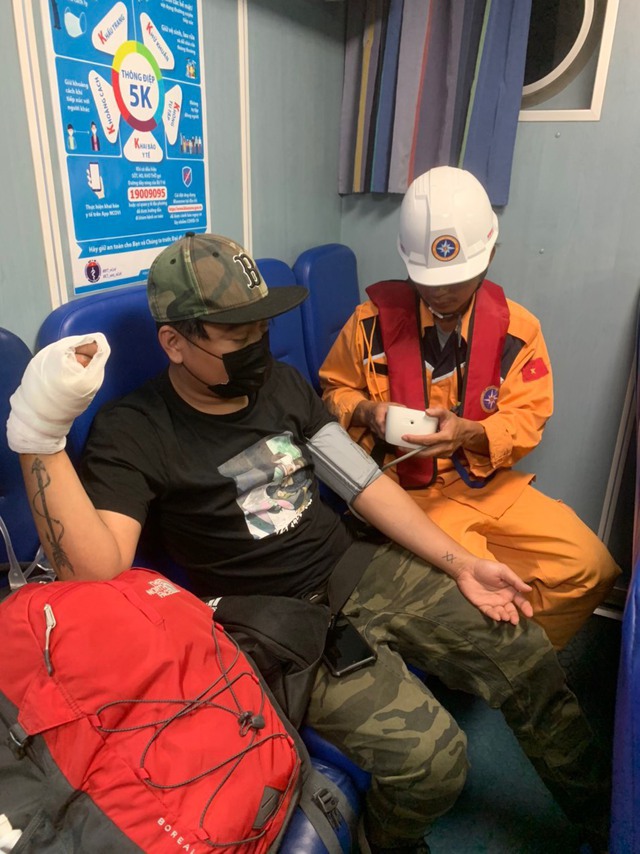 Cứu thuyền viên nước ngoài bị dập nát bàn tay, chảy nhiều máu

 - Ảnh 4.