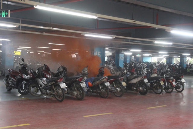 Giả định tình huống "cháy" tại nhà giữ xe sân bay Tân Sơn Nhất nhiều người hoảng loạn - Ảnh 1. Giả định tình huống "cháy" tại nhà giữ xe sân bay Tân Sơn Nhất nhiều người hoảng loạn - Ảnh 1.