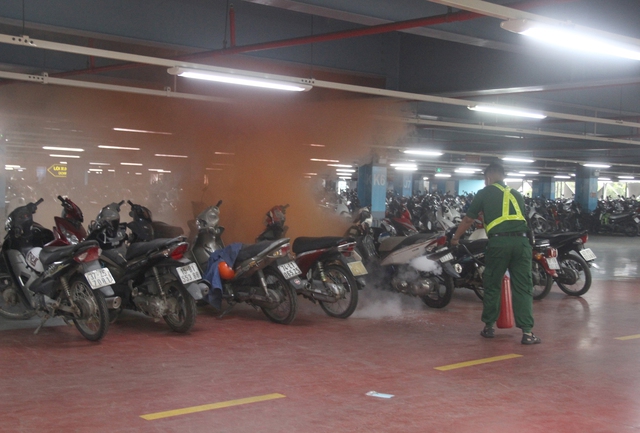 Giả định tình huống "cháy" tại nhà giữ xe sân bay Tân Sơn Nhất nhiều người hoảng loạn - Ảnh 3. Giả định tình huống "cháy" tại nhà giữ xe sân bay Tân Sơn Nhất nhiều người hoảng loạn - Ảnh 3.