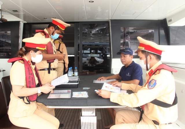 TP.HCM CSGT đường thuỷ tăng cường kiểm tra phương tiện thuỷ sau vụ cháy du thuyền - Ảnh 3.