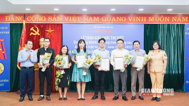 Tạp chí GTVT trao giải cuộc thi 