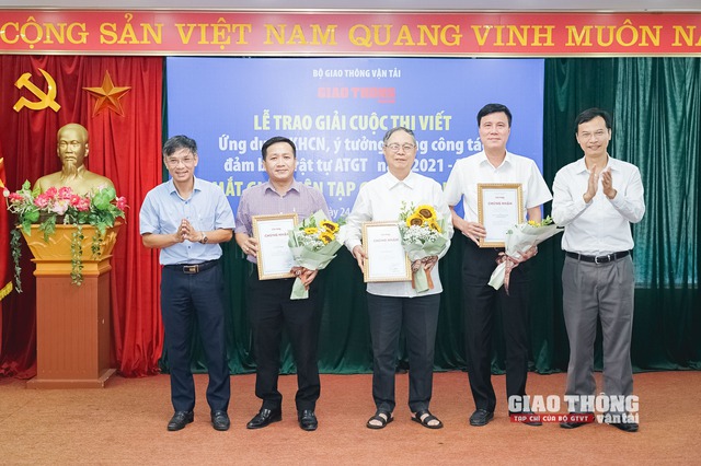 Tạp chí GTVT trao giải cuộc thi 