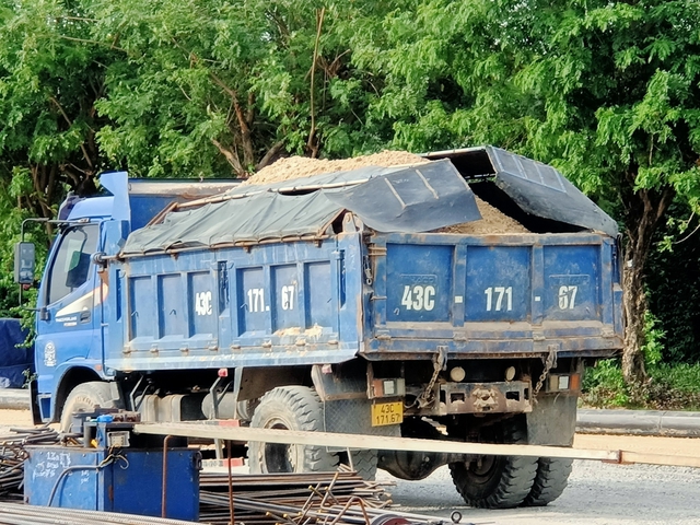 CSGT Đà Nẵng xử lý xe ben chở đất cát thi công dự án gom nước thải gây mất ATGT - Ảnh 3.
