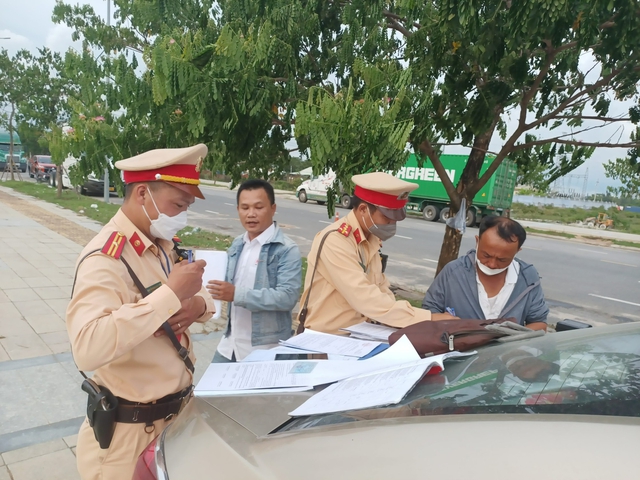 CSGT Đà Nẵng xử lý xe ben chở đất cát thi công dự án gom nước thải gây mất ATGT - Ảnh 1.