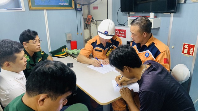 5 thuyền viên được cứu khi tàu cá trôi dạt trong thời tiết nguy hiểm
- Ảnh 5. 5 thuyền viên được cứu khi tàu cá trôi dạt trong thời tiết nguy hiểm
- Ảnh 5.