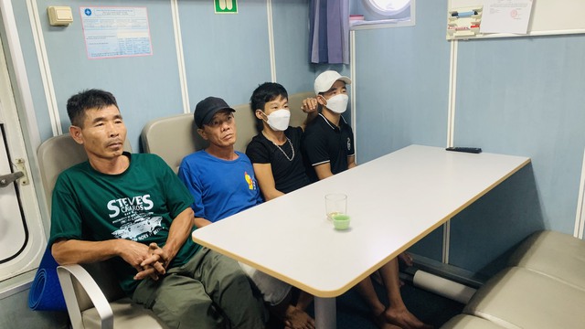 5 thuyền viên được cứu khi tàu cá trôi dạt trong thời tiết nguy hiểm
- Ảnh 4. 5 thuyền viên được cứu khi tàu cá trôi dạt trong thời tiết nguy hiểm
- Ảnh 4.