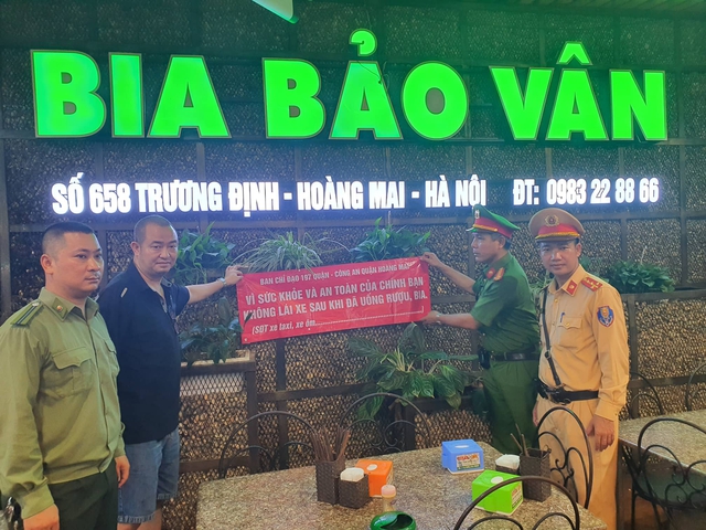 CSGT tuyên tuyền gần 200 "quán nhậu" đã uống rượu, bia không lái xe - Ảnh 1.