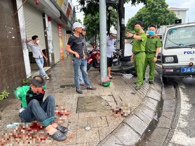 Bắt nóng tên cướp trong người có 2 dao găm và nhiều vam phá khoá - Ảnh 1.