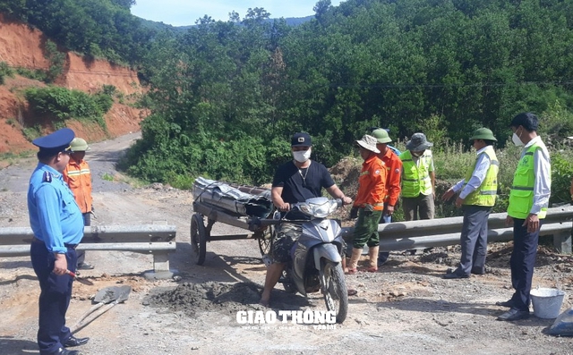 Ngăn chặn đấu nối đường trái phép, đảm bảo ATGT trên tuyến QL14G, Hồ Chí Minh - Ảnh 1.