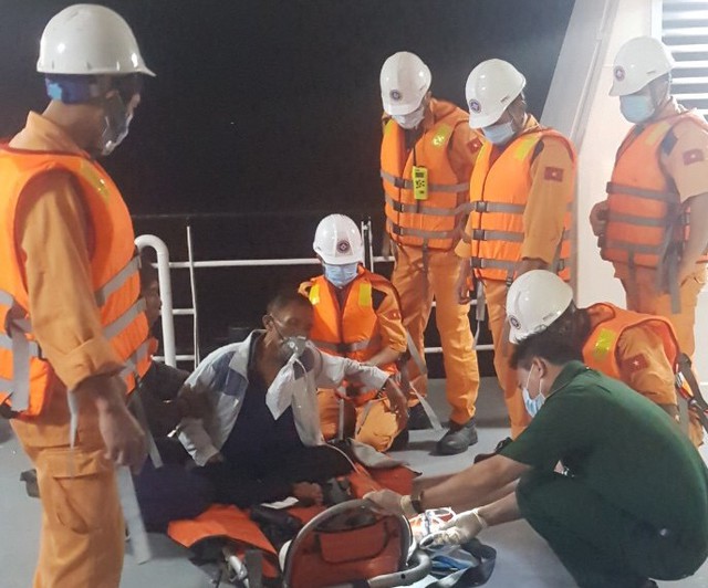 Hành trình xuyên đêm cứu thuyền viên nguy kịch trên vùng biển Bình Thuận

 - Ảnh 4.