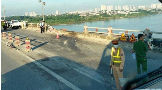  Xe container lao xuống cầu Thanh Trì, sông Hồng: tàu thuyền có được qua cầu? - Ảnh 2.
