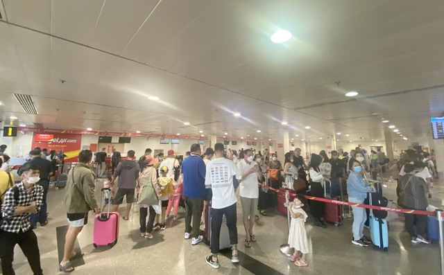 Sân bay Tân Sơn Nhất tăng cường xử lý "taxi chèo kéo khách" dịp Lễ 2/9 - Ảnh 3.