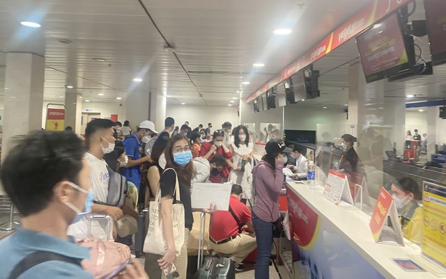 Sân bay Tân Sơn Nhất tăng cường xử lý "taxi chèo kéo khách" dịp Lễ 2/9 - Ảnh 4.