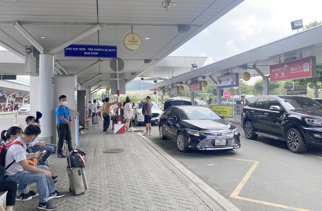 Sân bay Tân Sơn Nhất "vắng lạ thường" trong ngày đầu tiên nghỉ lễ - Ảnh 3.