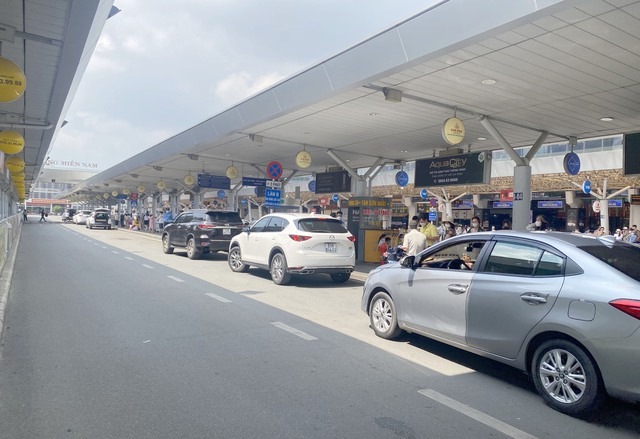 Sân bay Tân Sơn Nhất "vắng lạ thường" trong ngày đầu tiên nghỉ lễ - Ảnh 2.