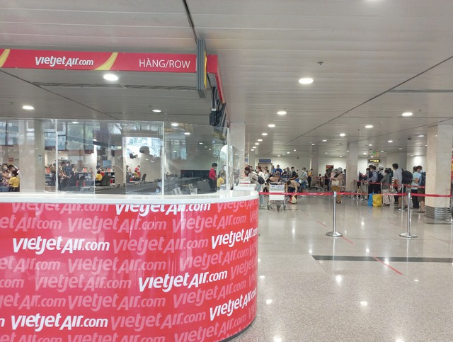 Sân bay Tân Sơn Nhất "vắng lạ thường" trong ngày đầu tiên nghỉ lễ - Ảnh 7.