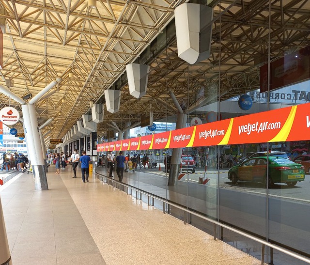 Sân bay Tân Sơn Nhất "vắng lạ thường" trong ngày đầu tiên nghỉ lễ - Ảnh 4.