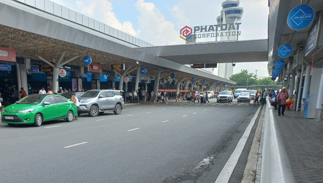 Sân bay Tân Sơn Nhất "vắng lạ thường" trong ngày đầu tiên nghỉ lễ - Ảnh 1.