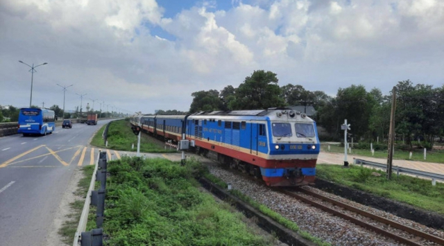 Quảng trị chỉ đạo "nóng" xử lý hành vi ném đất đá vào tàu hỏa - Ảnh 1.
