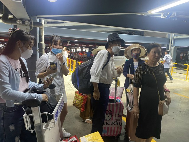 Hành khách "khốn khổ" đón xe taxi tại sân bay Tân Sơn Nhất - Ảnh 4.