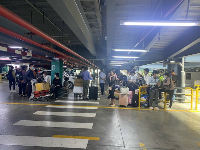 Hành khách "khốn khổ" đón xe taxi tại sân bay Tân Sơn Nhất - Ảnh 3.