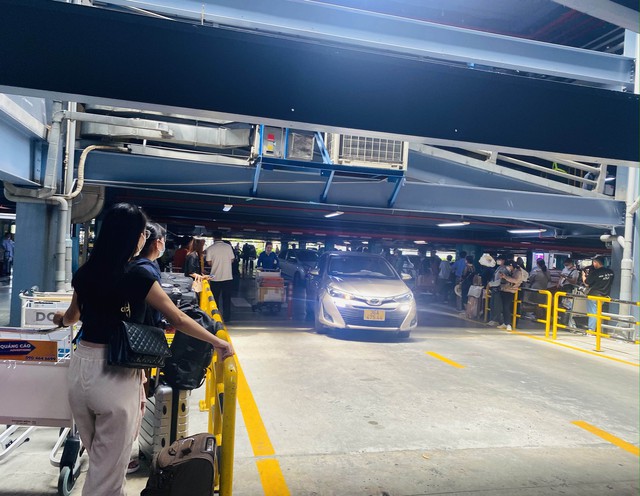 Hành khách "khốn khổ" đón xe taxi tại sân bay Tân Sơn Nhất - Ảnh 2.