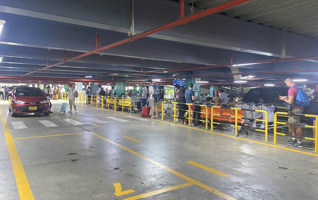 Hành khách "khốn khổ" đón xe taxi tại sân bay Tân Sơn Nhất - Ảnh 1.