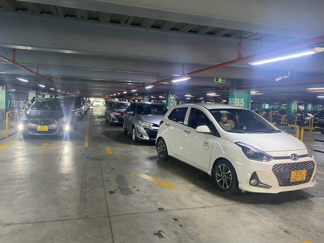 Sân bay Tân Sơn Nhất lý giải về trạm thu phí khiến dư luận bức xúc - Ảnh 2.