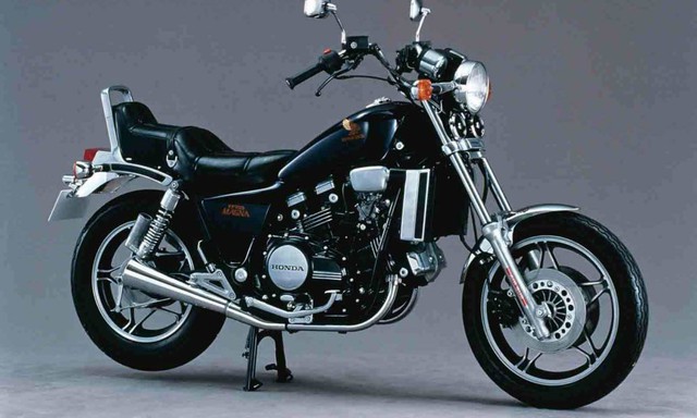 Magna 750 biến hình thành “quái thú” hầm hố hơn V-Rex Travertson của ca sĩ Tuấn Hưng - Ảnh 2.