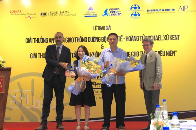 Trao giải thưởng quốc tế "Tầm nhìn không thương vong cho thanh thiếu niên" - Ảnh 1. Trao giải thưởng quốc tế "Tầm nhìn không thương vong cho thanh thiếu niên" - Ảnh 1.