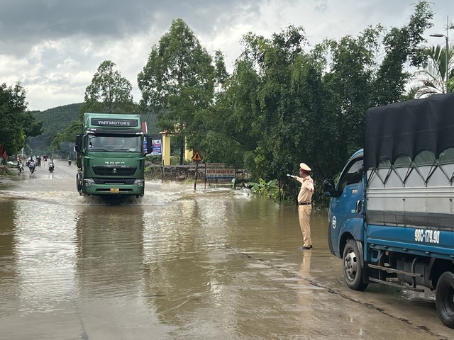 Công an huyện Lục Nam: Nỗ lực triển khai các giải pháp đảm bảo TTATGT - Ảnh 9.